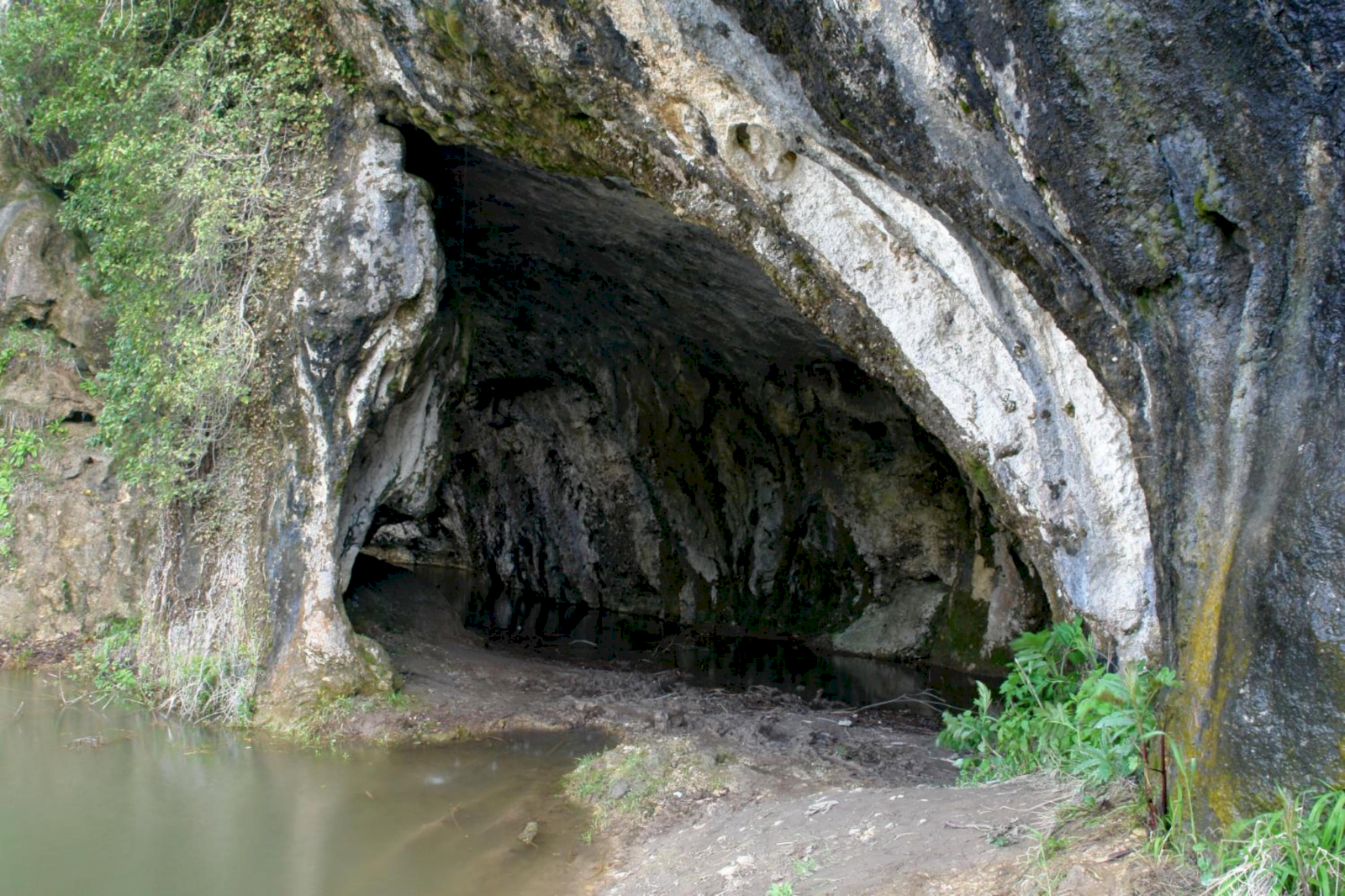 Водопад Мердвень-Тобе и пещера Коба-Чаир