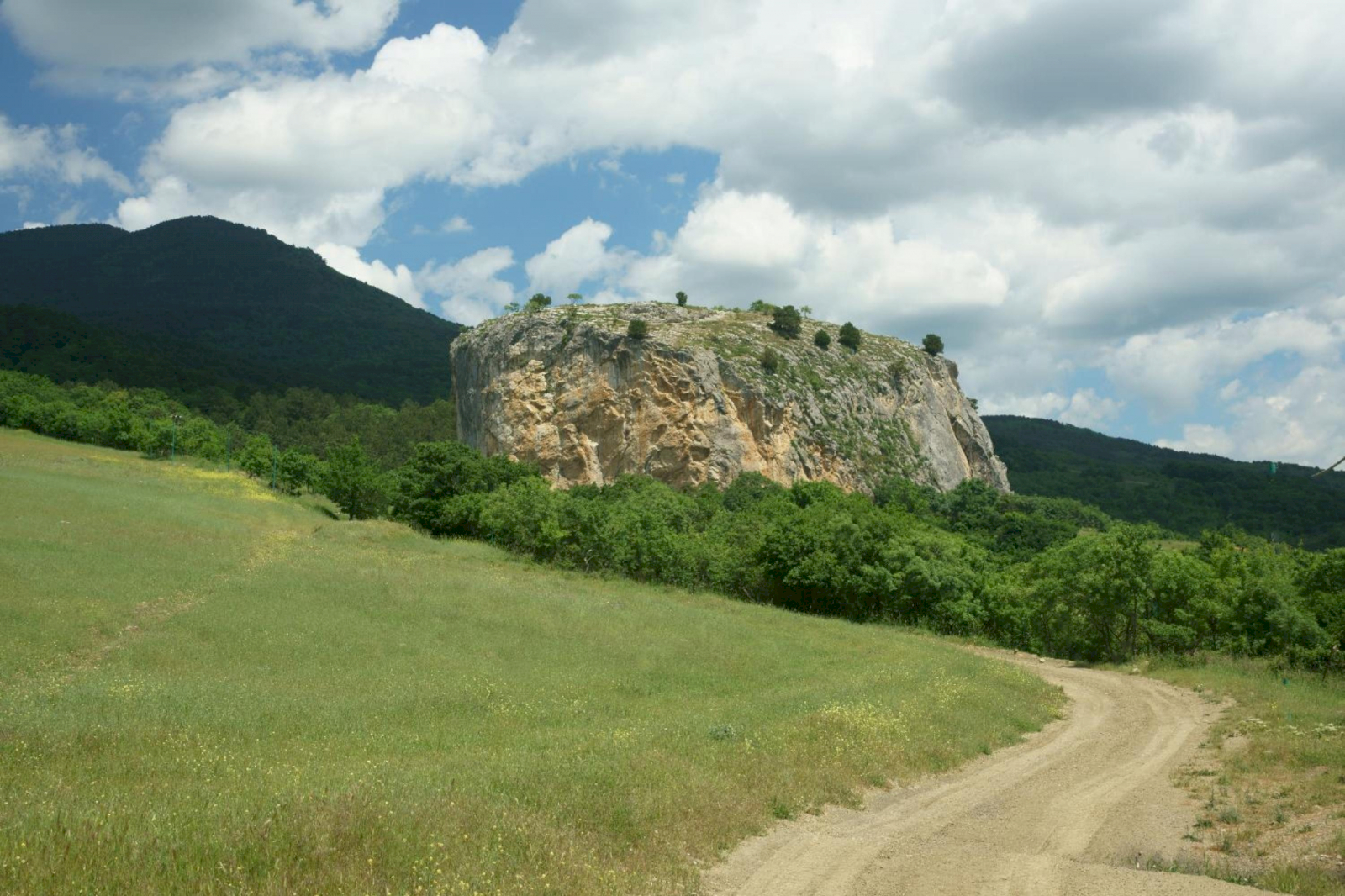 Скала Красный камень